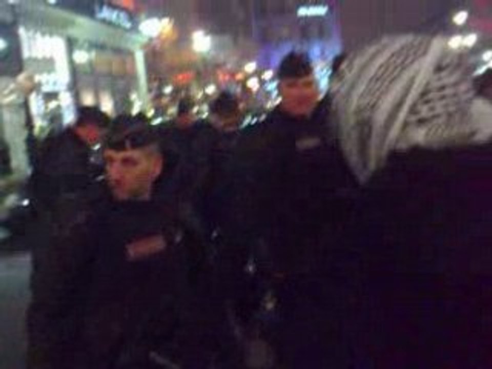 manif pour gaza à paris et un crs qui a fait un malaise