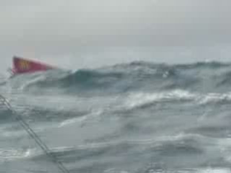 Le bateau de Jean Le Cam retourné, filmé par Vincent Riou