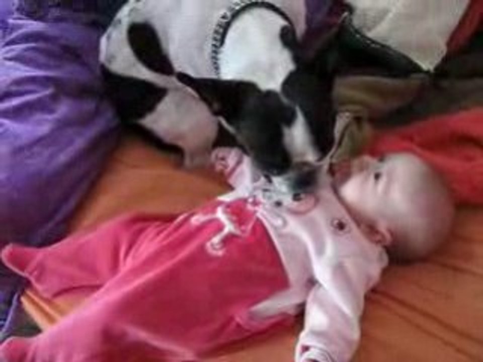 arwen fait un bizou à juju