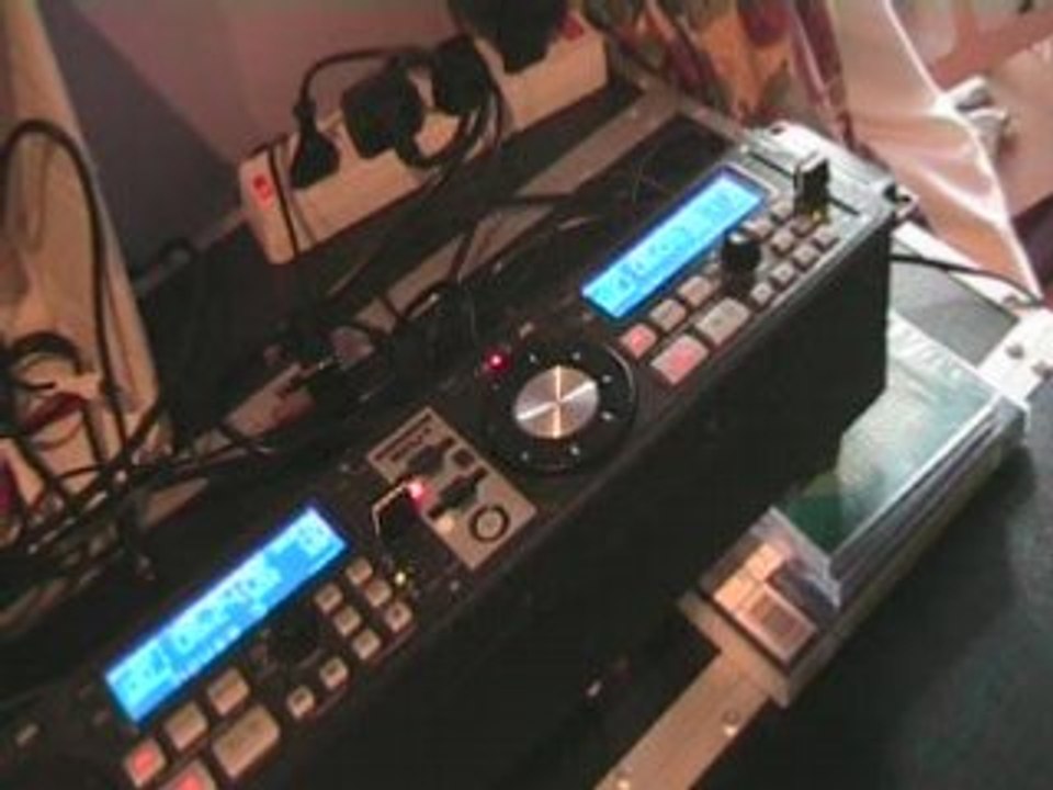 Beat matchin tutorial on SDJ1 From American Audio