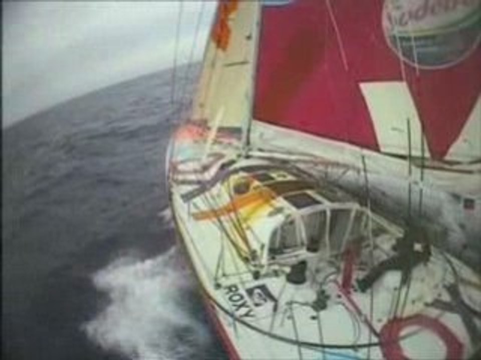 Sam Davies dans sur son bateau pendant le Vendée Globe