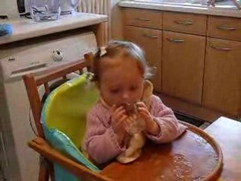 Comme une grande, je bois seule au verre