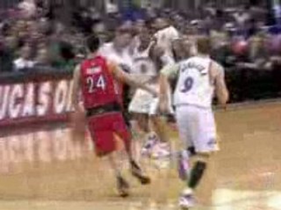 NBA Javaris Crittenton on this play hustle, hustle, hustle.