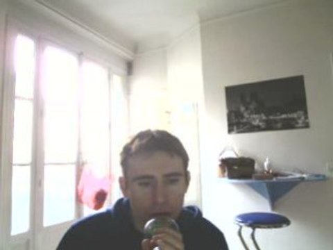 Wiwi égratigne Tout le monde chante