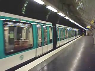 MF2000 :  Manoeuvre à la station Porte Dauphine sur la 2 du métro parisien