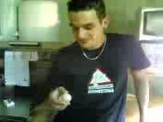 gobage d'oeuf avec la coquille