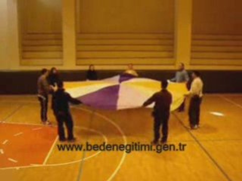23 Nisan İçin Paraşüt Gösterisi