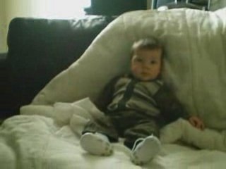 quentin assis sur le canapé