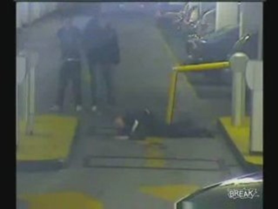 Régis saute une barrière de sécurité...