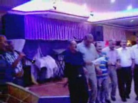 Seydahmet Yönel'in kızının düğününde halay çeken köylüler