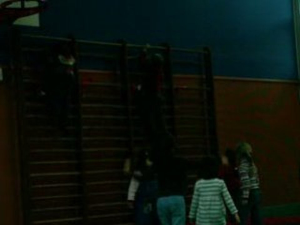 Mattéo fait du sport à l'école