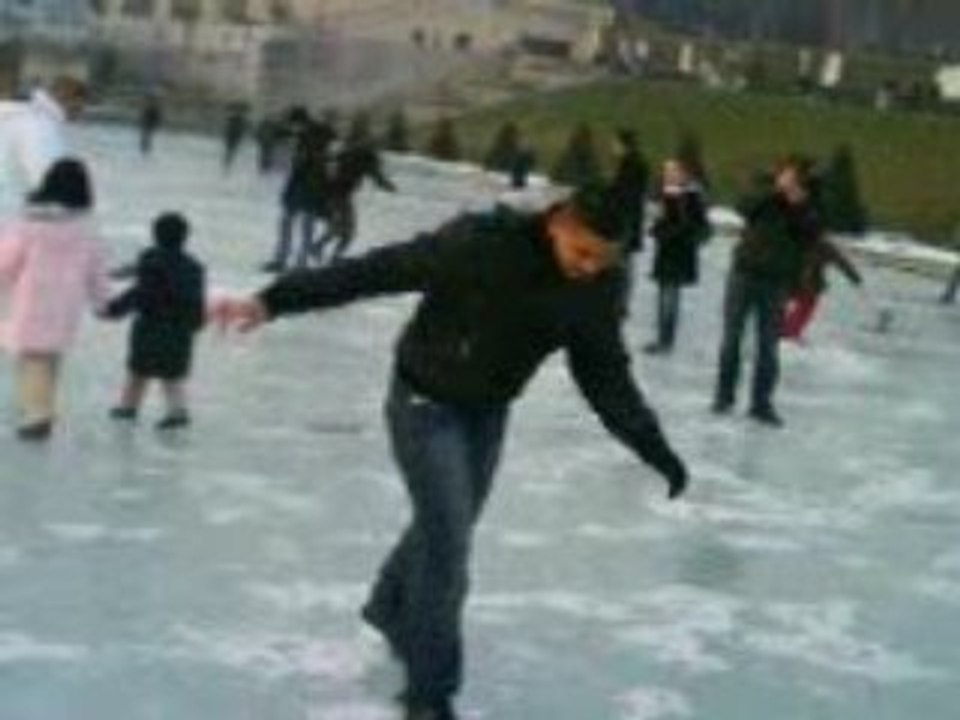 Glissade par Gokhan sur le Lac Glacé devant la tour eiffel