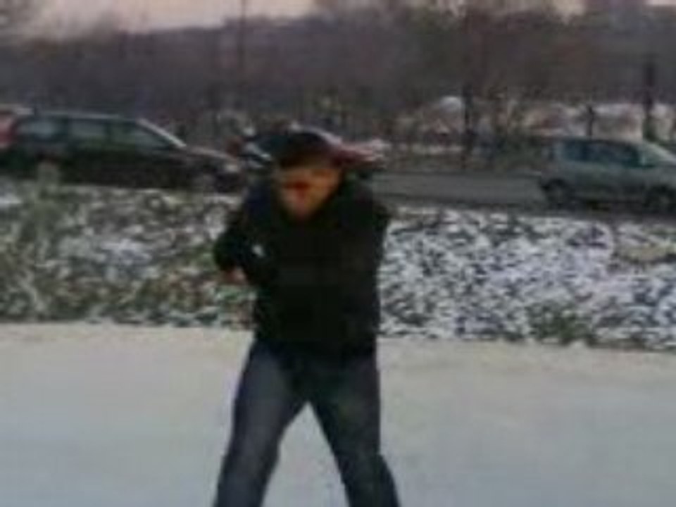 Glissade par Gokhan sur le Lac Glacé devant la tour eiffel