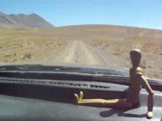 32 Bobby en 4x4 sur musique pas vraiment typique de Bolivie