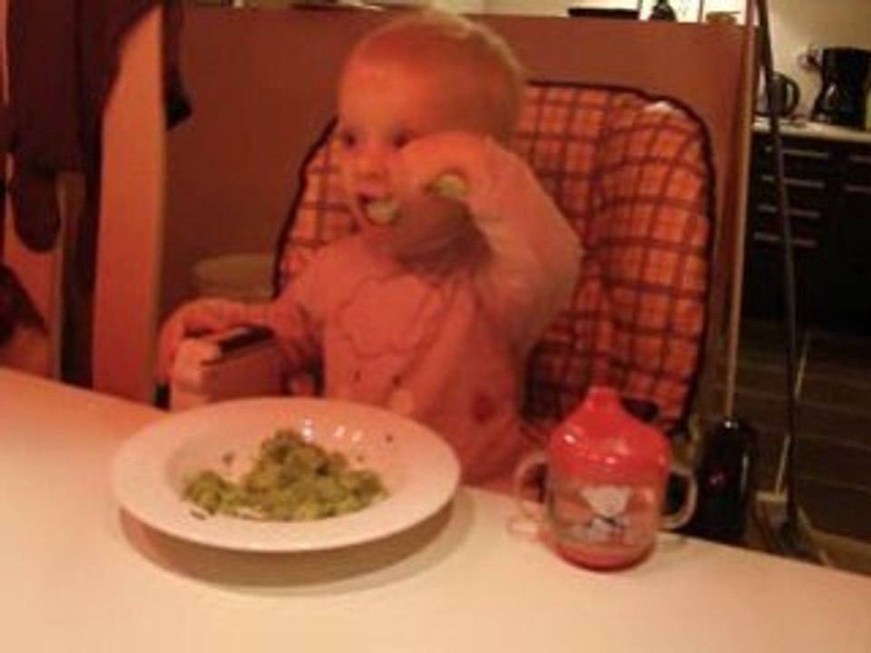 anaelle mange seule