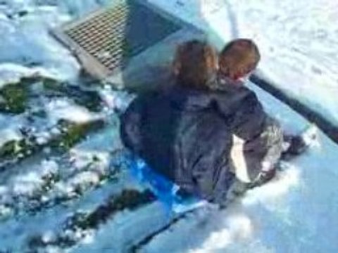 Nicolas et Perrine qui font de la luge
