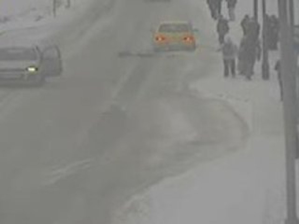 _Wbieg_y_directement_sous_la_voiture_-_Information_-_La_TVN2