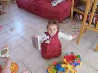 Maïwenn marche a genou