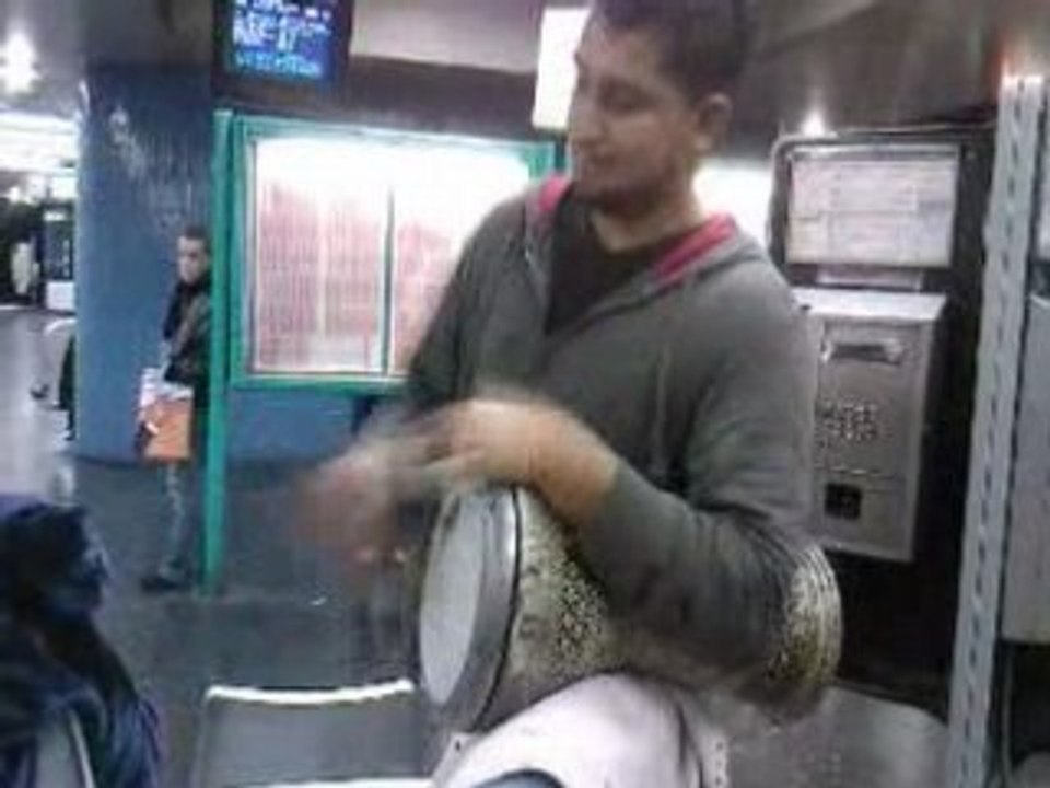 UN MAROCAIN A PARIS, EXCELLENT EN JEU SUR LE DARBOUKA (8)