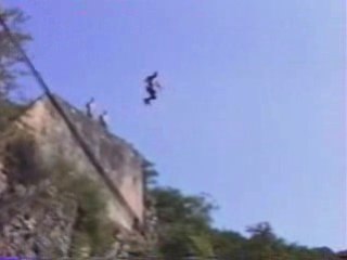 Saut du pont suspendu et de son pilier sur le Cher (Allier)