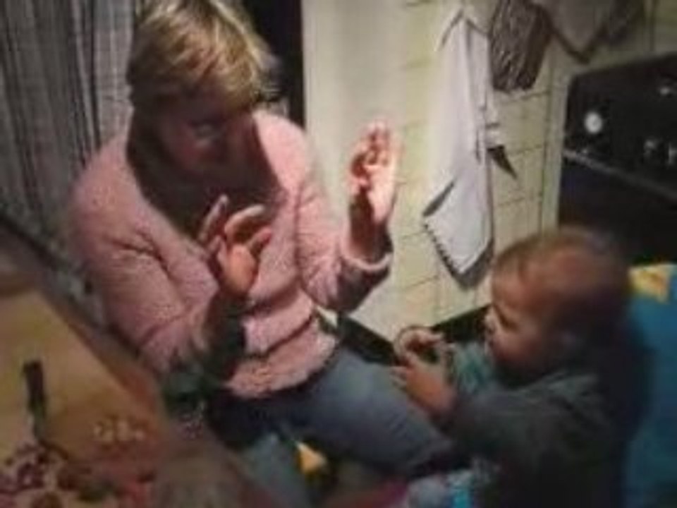 Mattéo joue les marionnettes