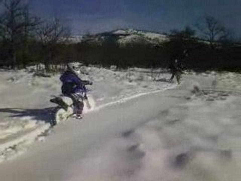 corentin et adrien poussant leur moto dans la neige