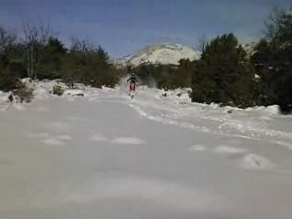 Corentin et Adrien qui roulent dans la neige