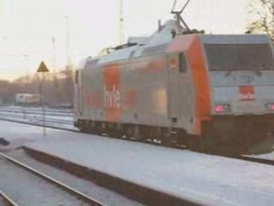 Durchfahrender Zug am Bahnhof Zossen