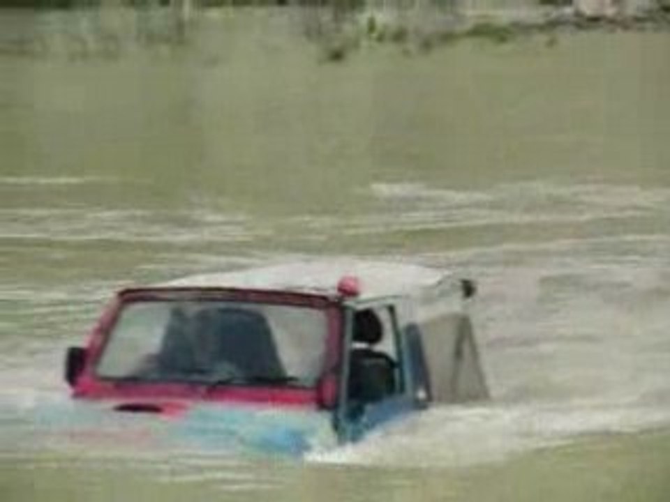 4x4 Susuki à l'eau