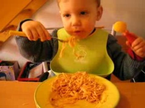 2009-01 Baptiste mange des pates à la sauce tomate