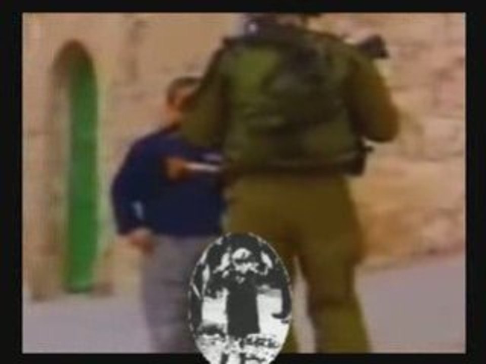 Un soldat Israelien terrorise un enfant de gaza