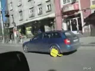 La femme de Régis au volant