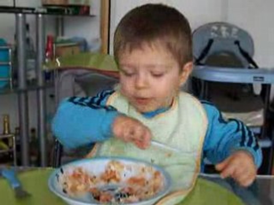 Moi je mange tout seul  !