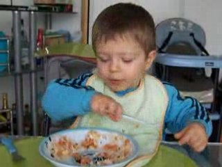 Moi je mange tout seul  !