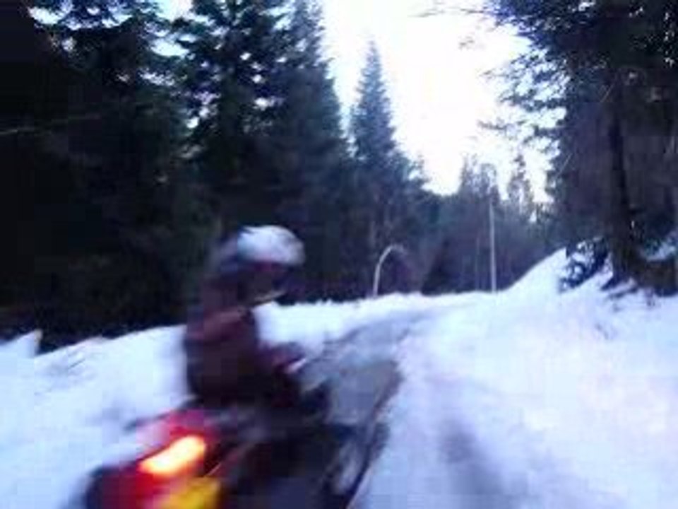 accident et glissade en  quad sur la glace neige