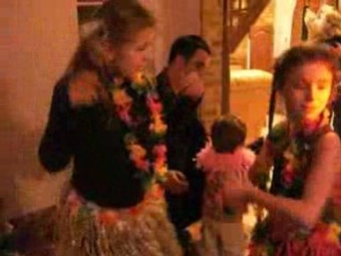 Livia Mandy Julian font une danse tahitienne