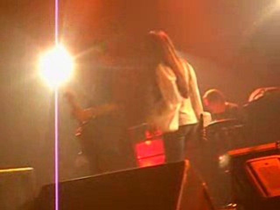 Jenfer chante Come together à Albert