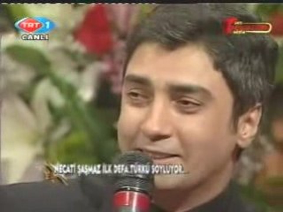 Necati Şaşmaz canlı yayında elif dedim türküsünü söylüyor