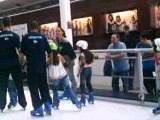 Jéssica patinando no gelo no Shopping Estação em Curitiba