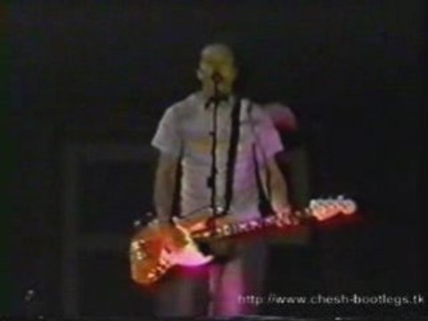 02 blink-182 - Don't Leave Me (M, Tom and Travis Show Tour)