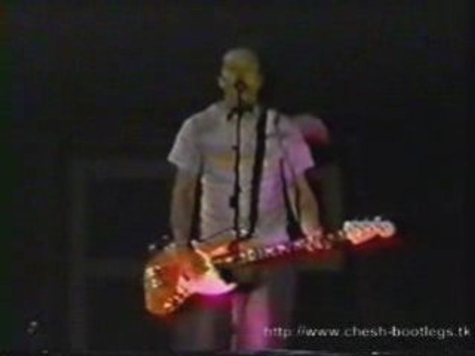 02 blink-182 - Don't Leave Me (M, Tom and Travis Show Tour)