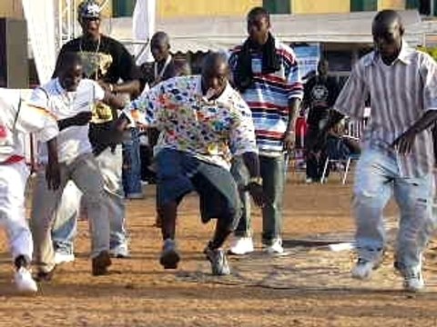 LA DANSE DES LUTTEURS SENEGALAIS... HABILLES