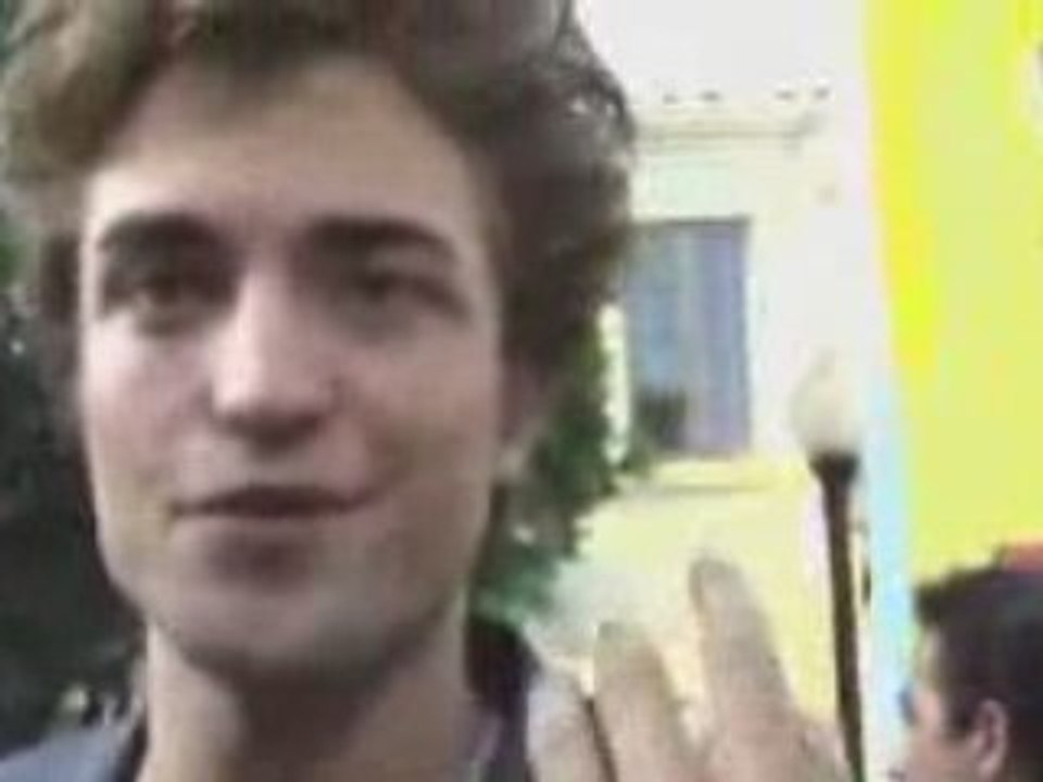 Robert Pattinson on the Red Carpet at the VMAs