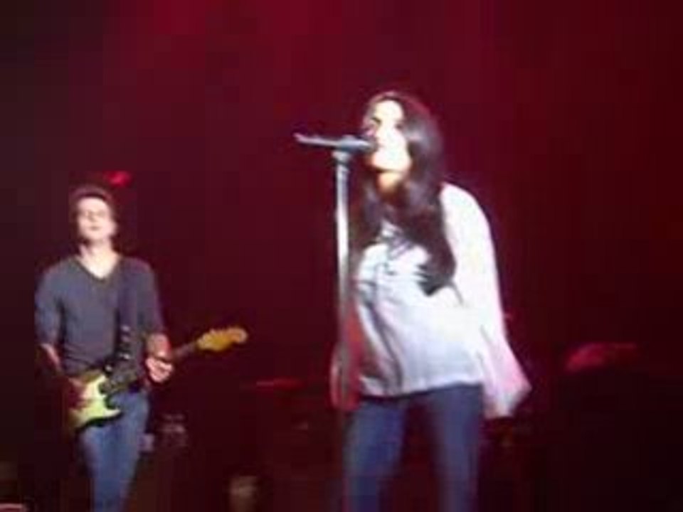 Jenifer chante ça se pointe à Albert