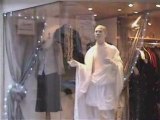 Statue vivante en vitrine