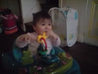 Louise fait de la musique ..... et salut son public !!!