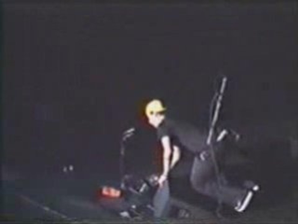 Tom Delonge (blink-182) - Thong Song (Live Miami 2000)
