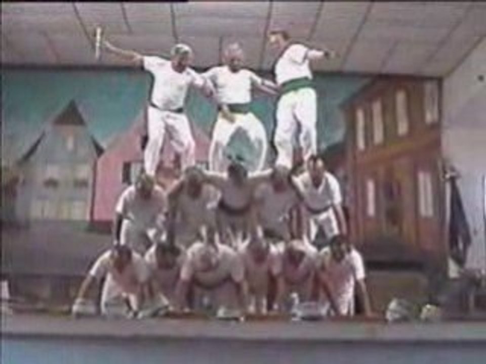 Demonstration acrobatie pyramides de gymnastique veterans 68