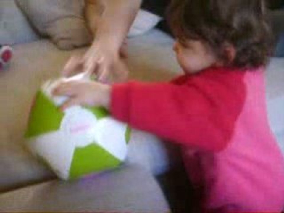 Emma et Manon jouent au ballon