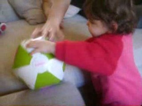 Emma et Manon jouent au ballon